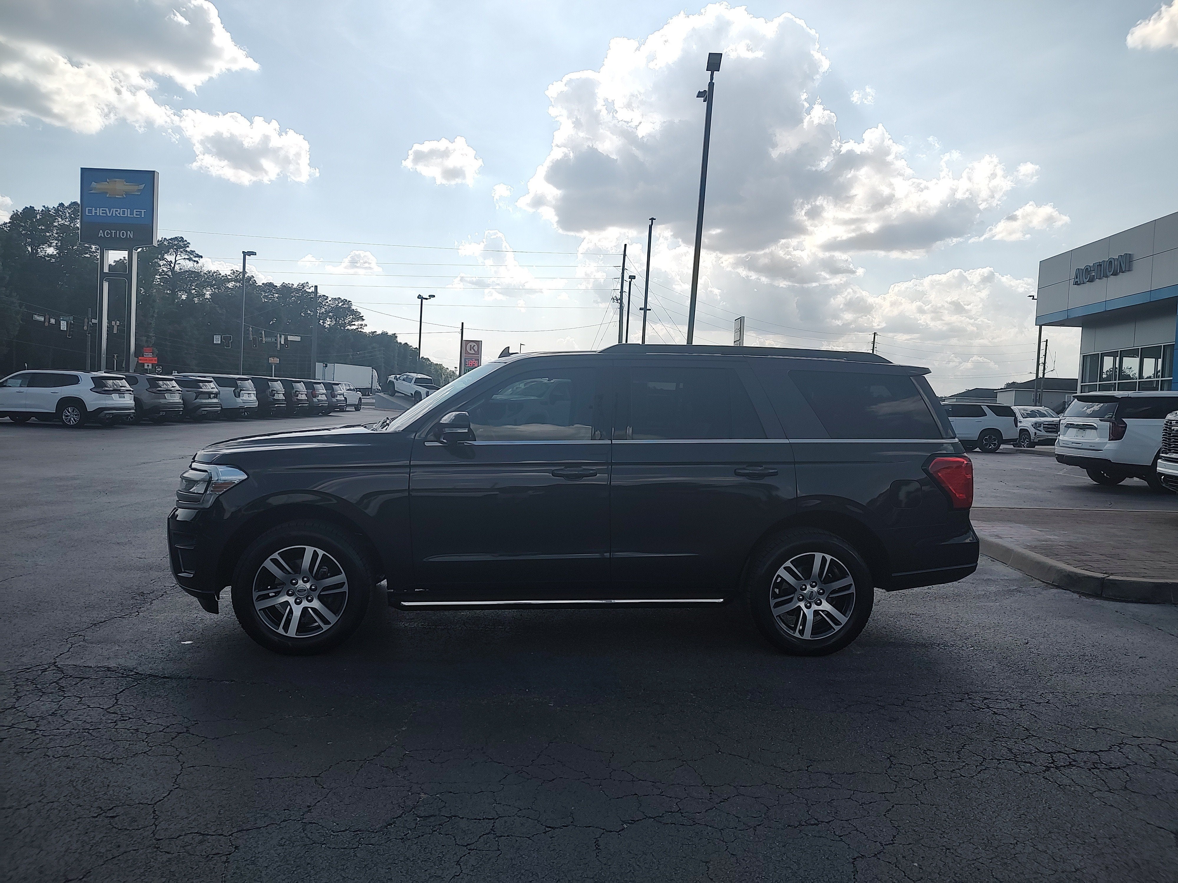 2022 Ford Expedition — side profile view