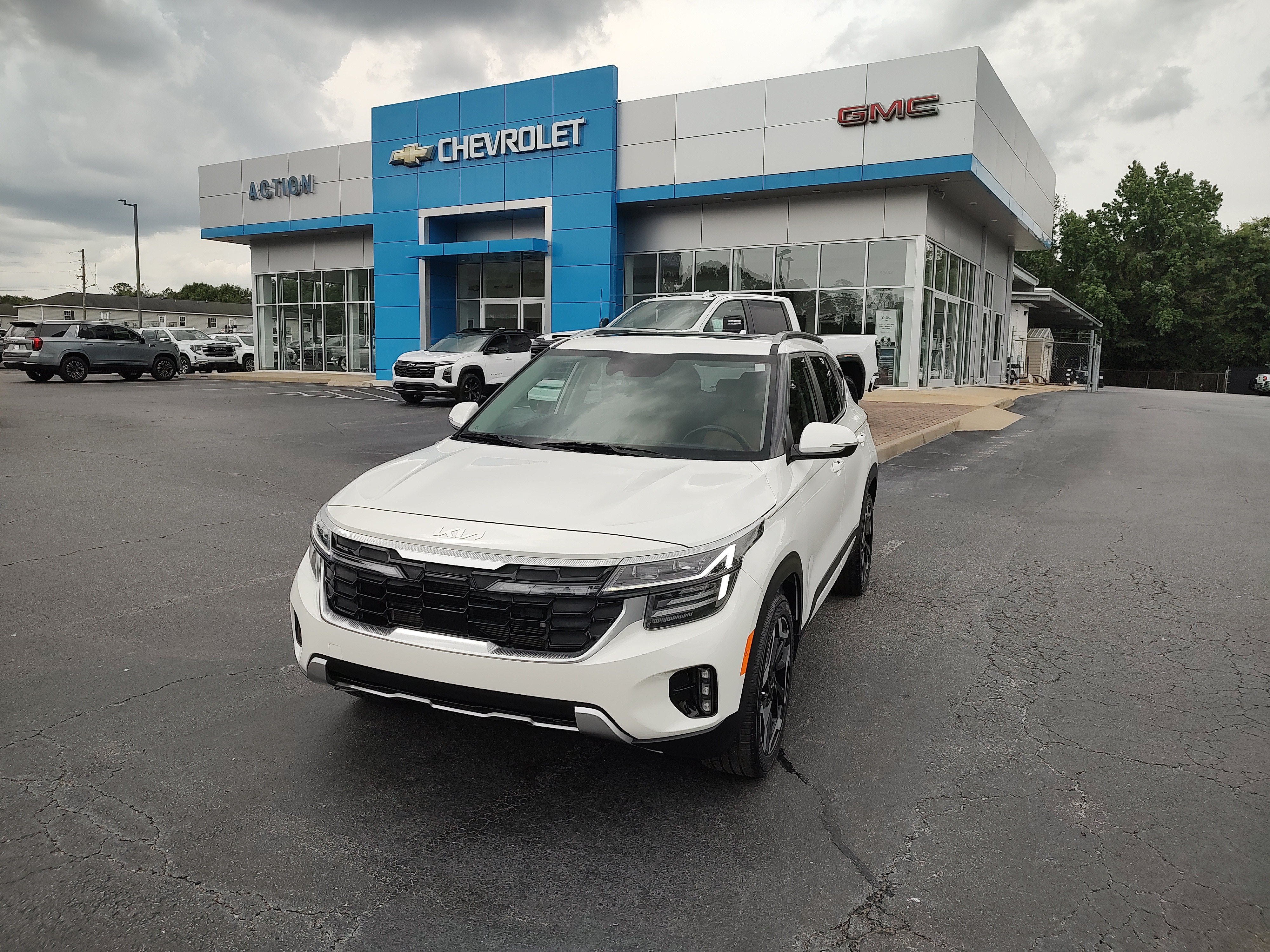 2024 Kia Seltos SX in White — front three-quarter view